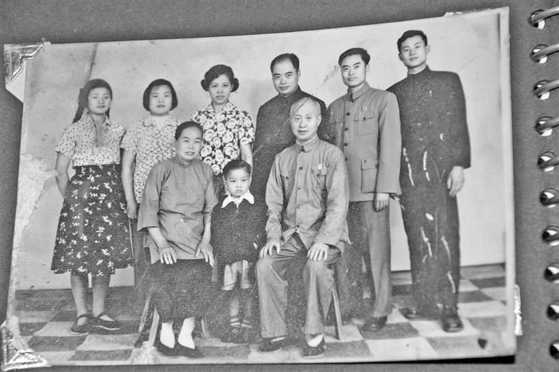 蒋氏20世纪50年代全家照，前排右一蒋金奎，后排左一喻湘涟（蒋立新提供）