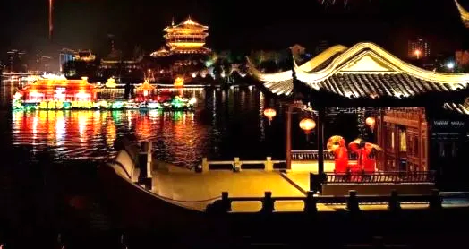 泰州俞氏曾在宅内渔壮园开池蓄水、建舫造亭，供演剧之用，图为后人在凤城河畔仿造的渔壮园一角