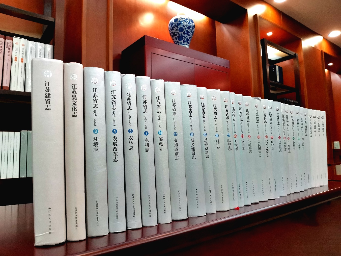 E:1年第一届江苏书展方志江苏馆立板灯箱图片\u4e8c轮省志.jpg