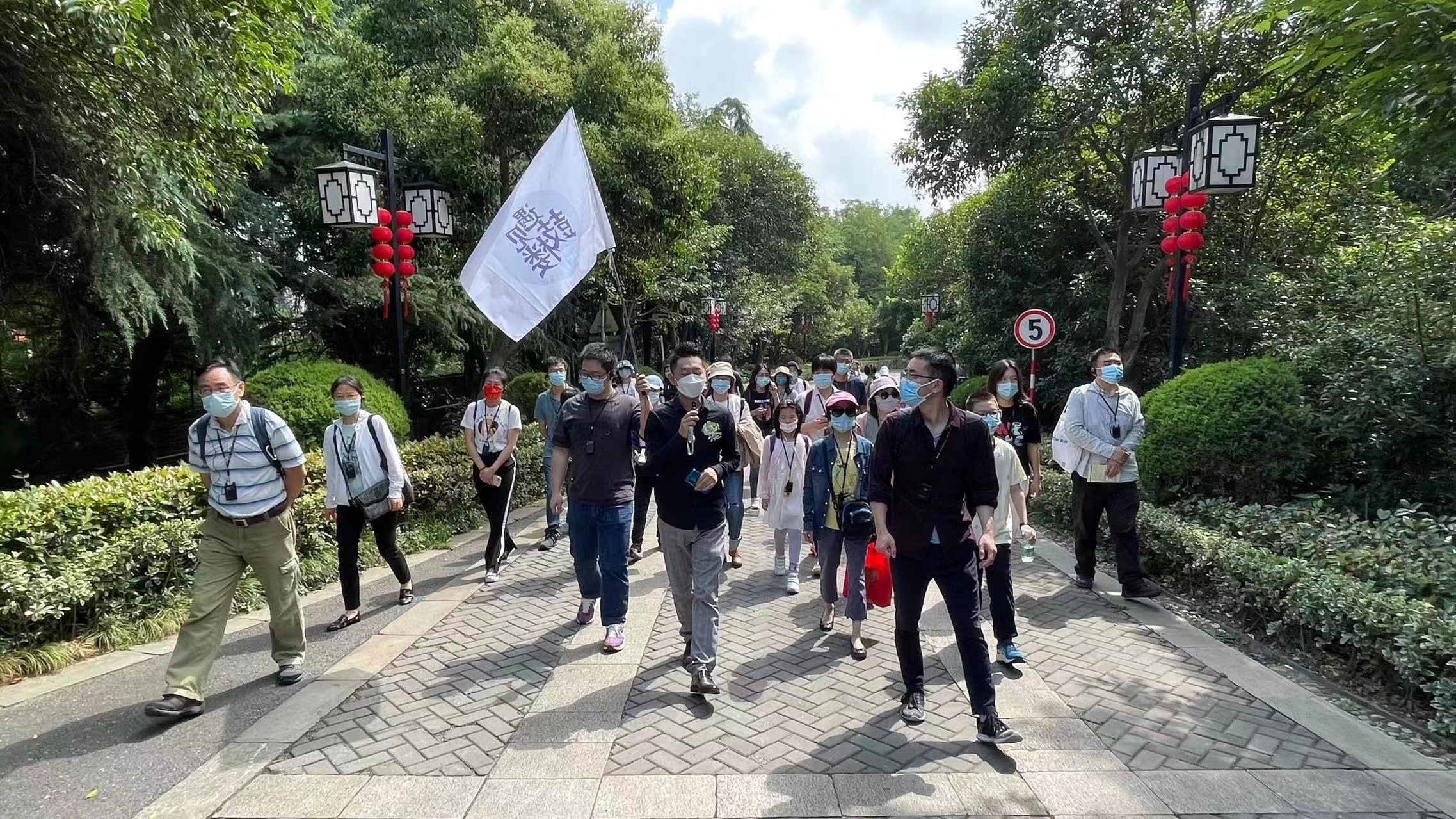 “遇见鼓楼”文化行走系列活动走入阅江楼风景区。鼓楼区图书馆供图